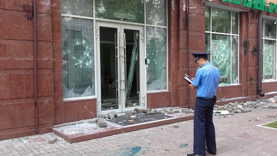 ЧП: В центре Киева националисты разгромили отделение 'Сбербанка России'