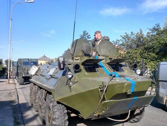 Фотофакт: В Ужгород вошла бронетехника для подавления воображаемых сепаратистов
