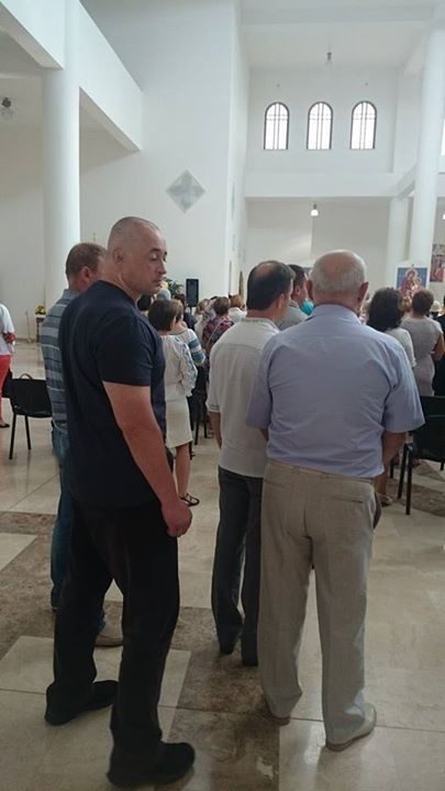 Фотофакт: Олег Ляшко пришел в церковь с охраной