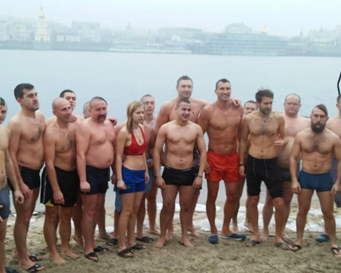 Фотофакт: Виталий Кличко искупался в крещенской воде на Трухановом острове