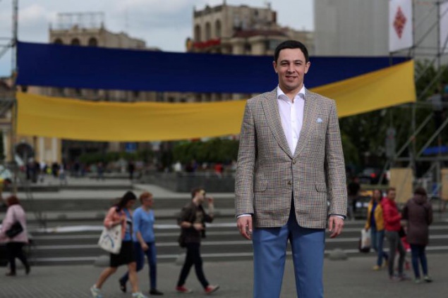 Секретарь Вдадимир Прокопив засветился в рекламе киевского СМИ