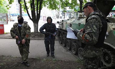 Фото дня: Перед бойней в Одессе милиционер инструктирует боевиков