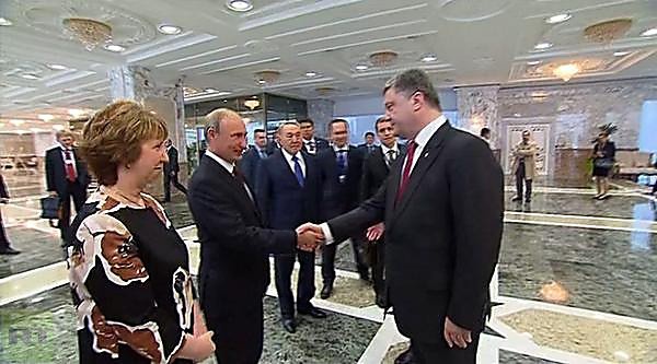 Видео дня: Путин и Порошенко пожали друг другу руки на международных переговорах в Минске