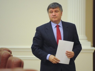 Скандальчик: Кортеж Арсена Авакова выскочил на встречную полосу