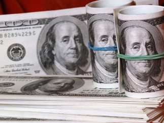 Деньги: Провальный аукцион взвинтил в Украине цены на доллар