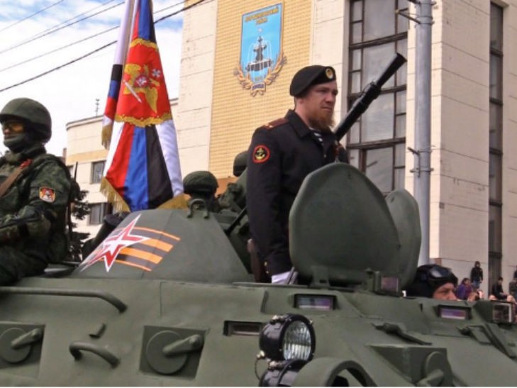 Моторолла в орденах вывел танки на улицы ДНР в честь 9 мая