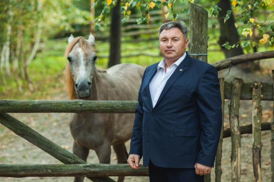 Новый луганский губернатор Юрий Гарбуз любит лошадей, но ездит на Тойоте