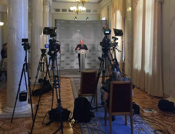 Фотофакт: В сети высмеяли народного депутата Сергея Каплина, проводившего брифинг в почти пустом помещении