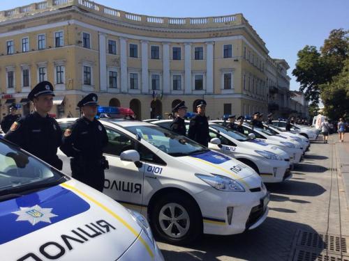 Видео дня: В Одессе автомобиль патрульной полиции участвует в незаконных уличных гонках