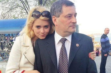 Дочь экс-губернатора Одесской области Эдуарда Матвийчука загорает во Франции топлесс