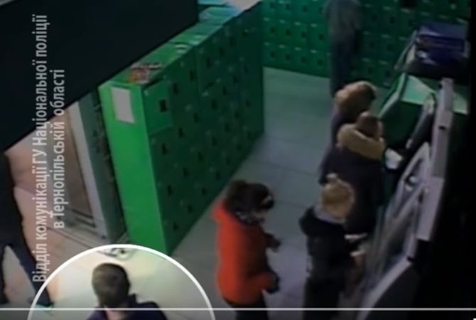 Видео: в Тернополе за секунды обчистили банкомат в присутствии десятков свидетелей