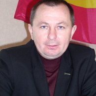 Василий Деревляный - гопник, деребанщик и казнокрад, который изображает из себя героя Майдана