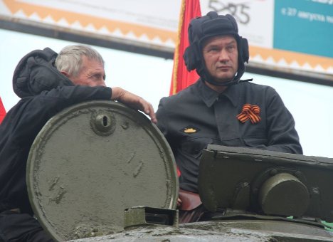 Зам мэра Луганска Александр Ткаченко проехал по центральной улице на танке