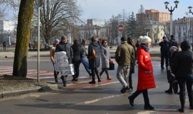 «Нас делают бомжами»: в Хмельницком люди перекрыли дорогу возле ОГА