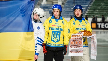 Видео дня: Украинские хоккеисты устроили массовую драку в России