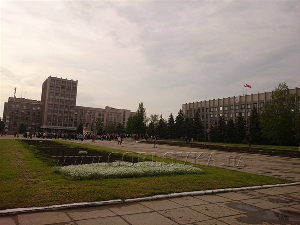 Фотофакт: Над зданием Горловского горсовета теперь два флага – Донецкой Республики и СССР