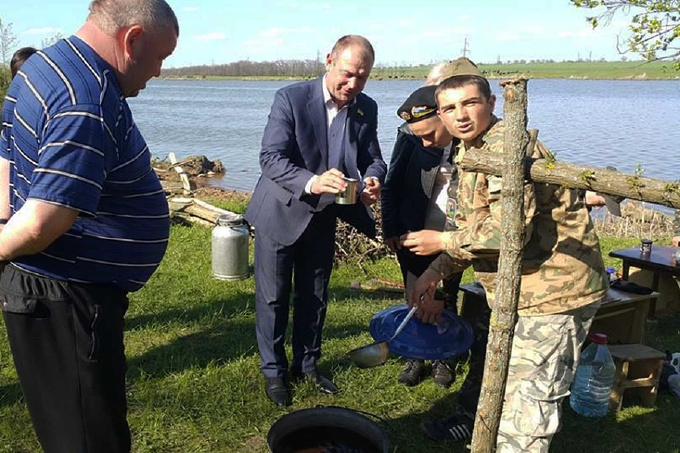 Нардеп Игорь Бриченко за кашу с компотом отвез школьников учиться бросать гранаты