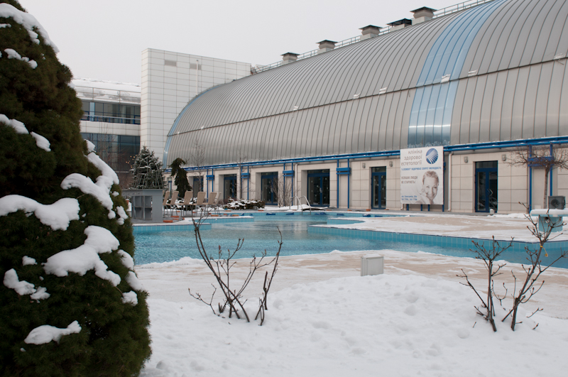 Попасть в бассейн к Порошенко можно за 90 тыс. грн