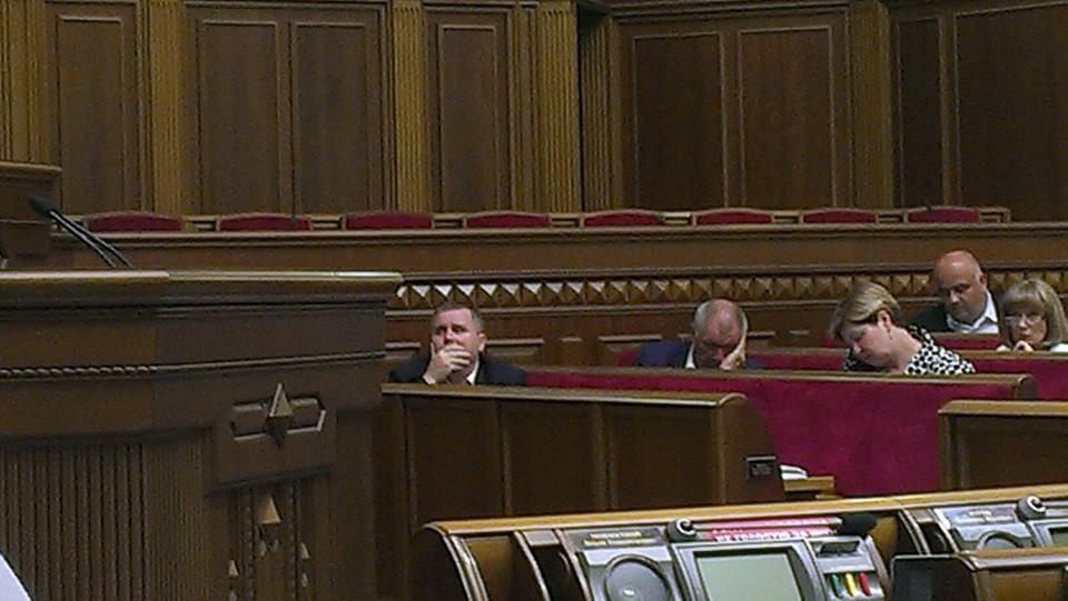 Егор Фирсов сфотографировал спящего на заседании парламента коллегу