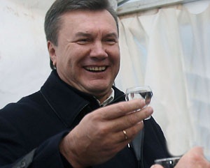 Виктор Янукович обмывал предоставление ему убежища в московском ресторане