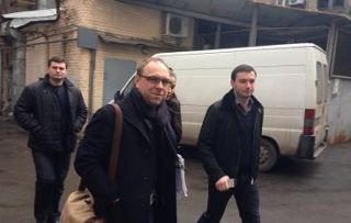 Суд разрешил Сергею Власенко выехать на природу