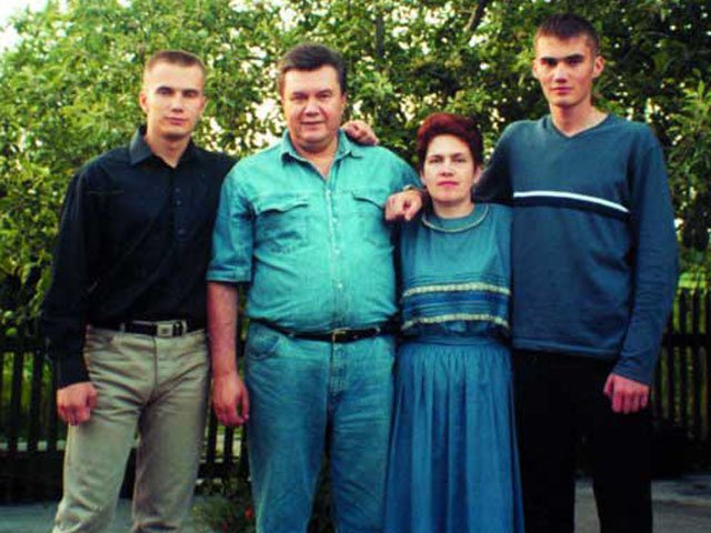 Семьи сыновей Виктора Януковича экстренно покинули Украину