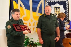 Скандальчик: Арсен Аваков наградил высшим орденом генерала, причастного к разгону Майдана и допустившего захват СБУ в Донецке