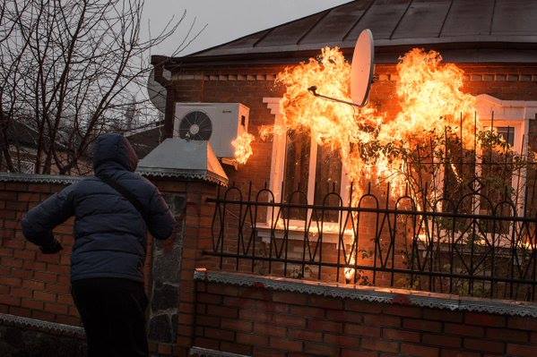 Забросавшим коктейлями Молотова дома полицейских активистам светит до 15 лет