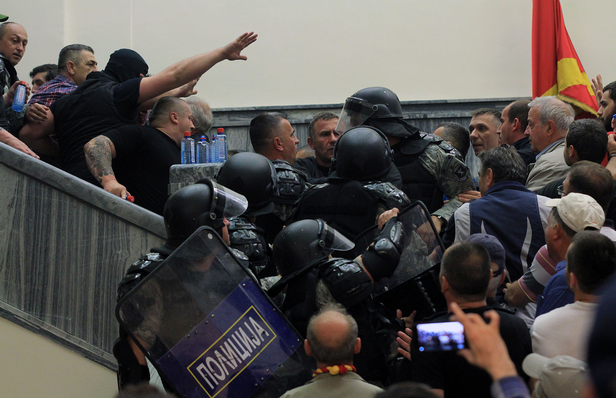 Штурм парламента в Македонии: что происходит и почему это выгодно России