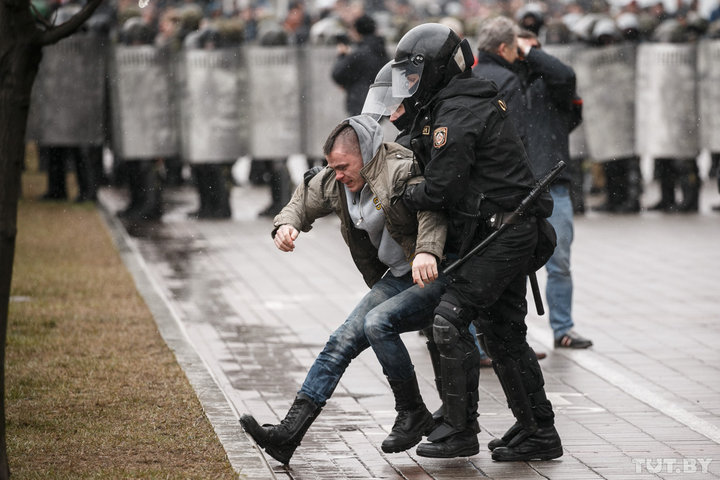 Нефть и немцы: кому выгодны беспорядки в Беларуси