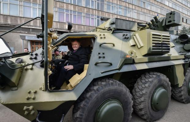 Видео дня: В Харькове Порошенко лично испытал новый БТР