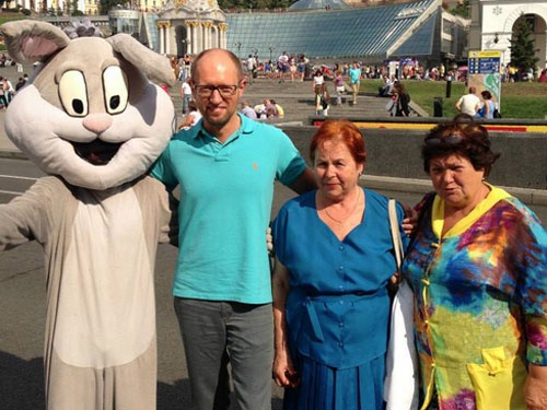 Арсений Яценюк устроил на Майдане фотосессию с гигантским кроликом