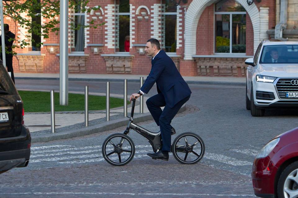 Виталий Кличко ездит по Киеву на велосипеде за $4 тысячи