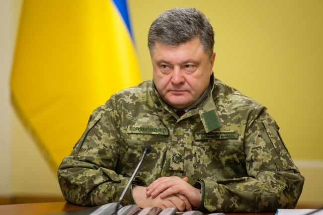Петр Порошенко примерил новую форму украинских солдат