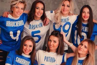 Жены футболистов "Днепра" подготовили подарок на финал Лиги Европы