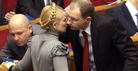 Тимошенко подписала документ, который позволит Яценюку возглавить оппозицию