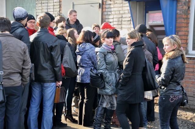 Крым: Закрылись торговые точки, в магазинах проблемы с наличкой