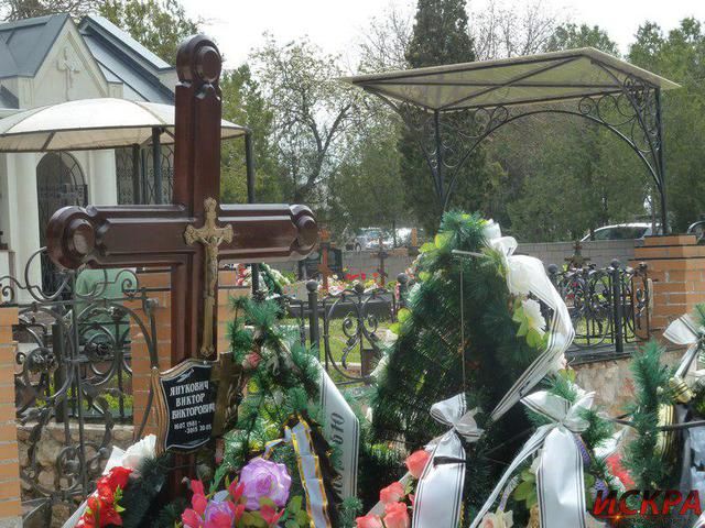 Фотофакт: На могиле Виктора Януковича к пустому кресту прибили табличку