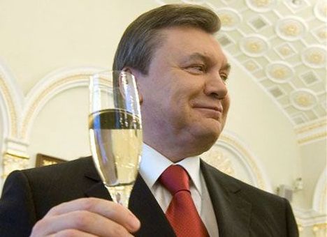 Крымские горсоветы в один голос поддержали Виктора Януковича