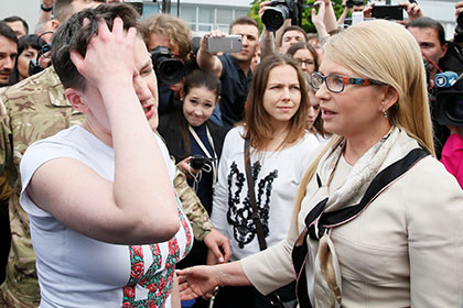 Появилось видео, как Савченко отказалась от объятий Тимошенко