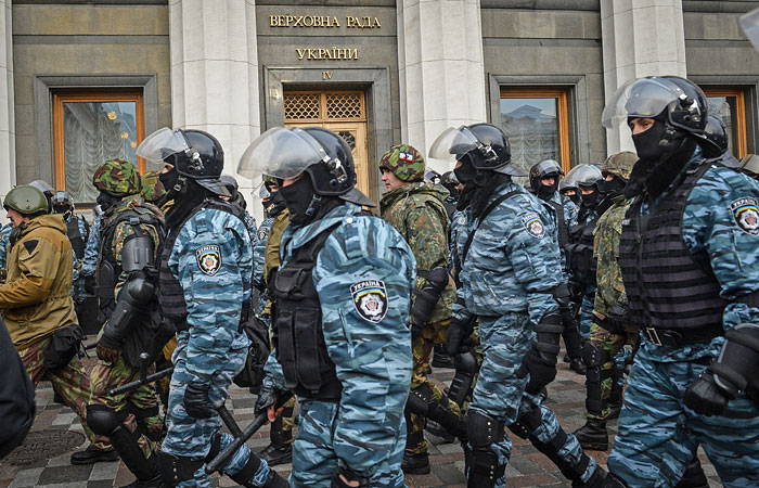 "Мобилизация": Тысячу милиционеров "бросают" на охрану депутатов