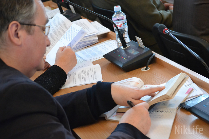 Николаевский депутат Сергей Литвак делал уроки прямо на сессии