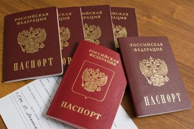 В Луганск завозят коробки с бланками российских паспортов