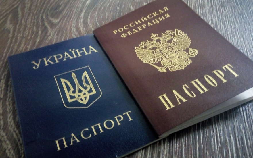 За получение паспортов РФ жиьелей ОРДЛО хотят лишать украинского гражданства