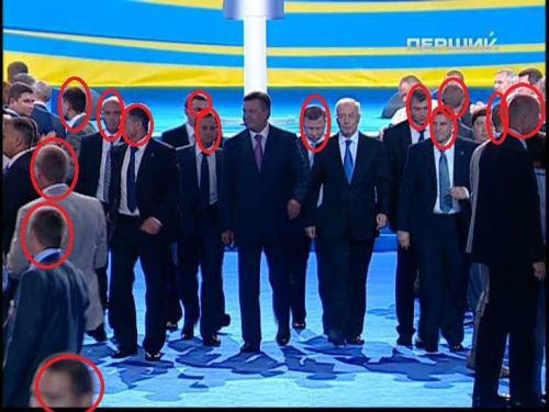 Фото дня. 31.08.2012. Януковича на съезде ПР охраняли 15 телохранителей
