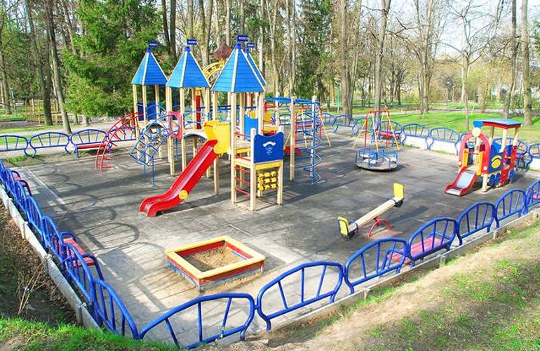 Скандальчик: Из житомирского парка хотят убрать детскую площадку «Рошен»