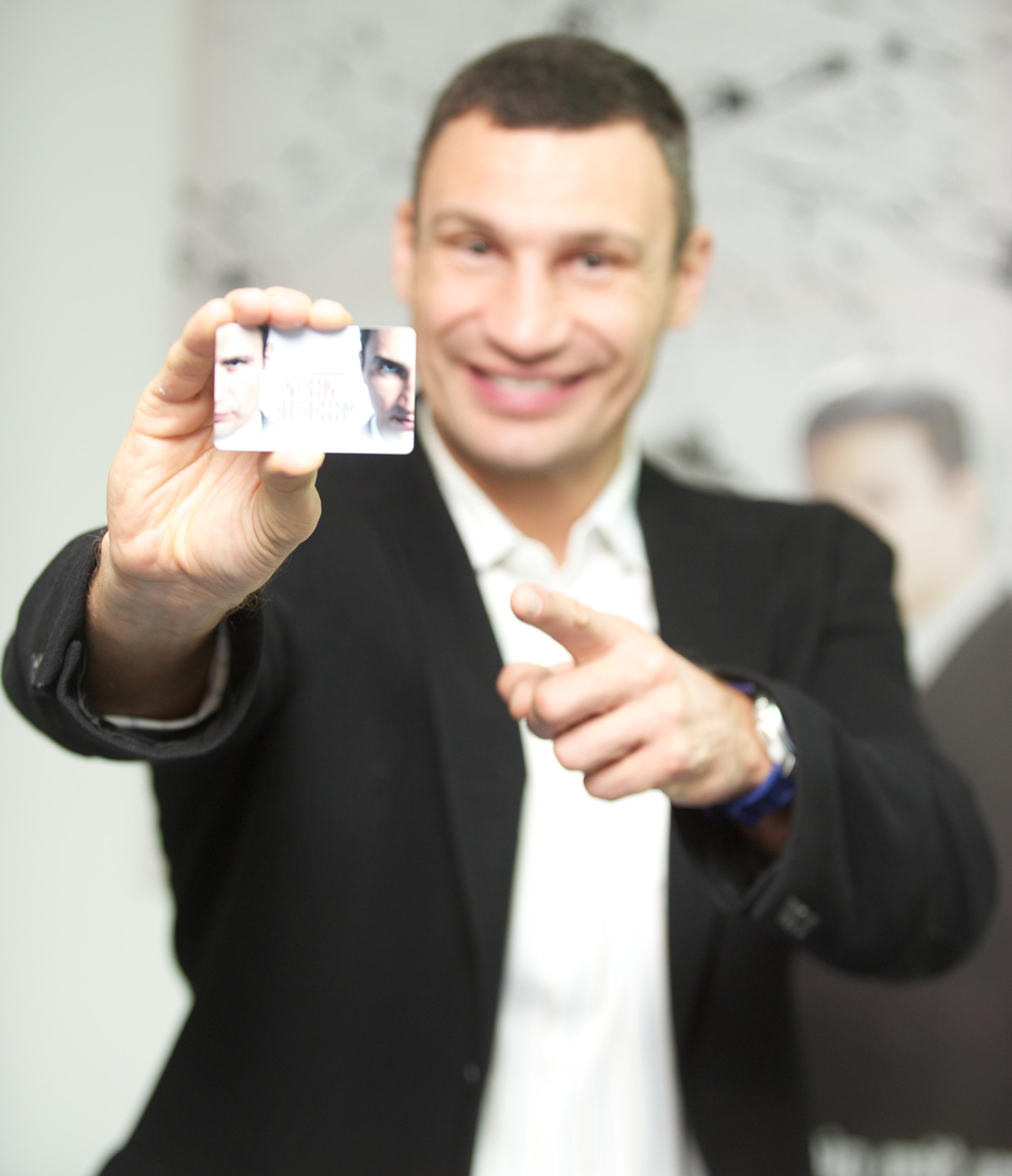 Виталий Кличко передал 200 долларов пострадавшей активистке донецкого Евромайдана