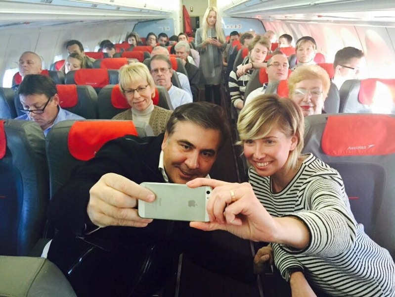 Михаил Саакашвили произвел фурор в эконом-классе самолета