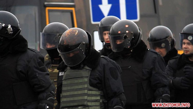 ЧП: Работников фабрики, которые перекрыли трассу Житомир-Киев, разогнала полиция
