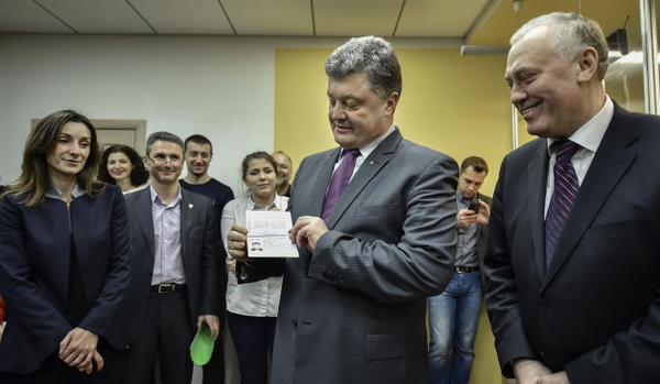 Фотофакт: Петр Порошенко получил биометрический паспорт
